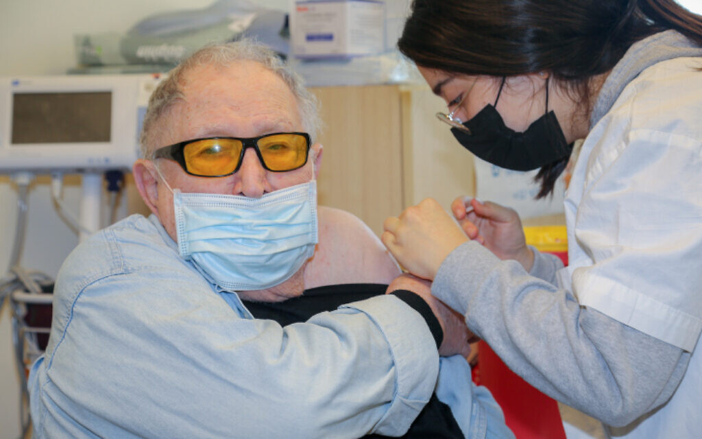 An elderly Israeli man receives a fourth coronavirus vaccine dose in Ashkelon on January 3, 2022. (Flash90) An elderly Israeli man receives a fourth coronavirus vaccine dose in Ashkelon on January 3, 2022. (Flash90)