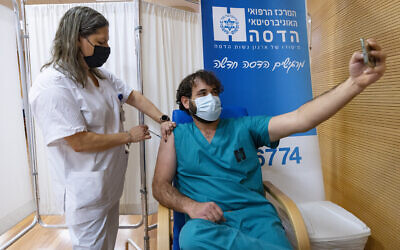 Medical staff receive a 4th dose of the COVID-19 vaccine at the Hadassah Medical Center in Jerusalem, January 06, 2022 (Olivier Fitoussi/Flash90) Medical staff receive a 4th dose of the COVID-19 vaccine at the Hadassah Medical Center in Jerusalem, January 06, 2022 (Olivier Fitoussi/Flash90)