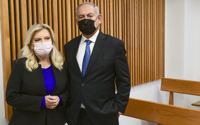 Opposition leader Benjamin Netanyahu and his wife Sara, at the Tel Aviv Magistrate's Court, on January 10, 2022. (Avshalom Sassoni/Pool/Flash90) Opposition leader Benjamin Netanyahu and his wife Sara, at the Tel Aviv Magistrate's Court, on January 10, 2022. (Avshalom Sassoni/Pool/Flash90)