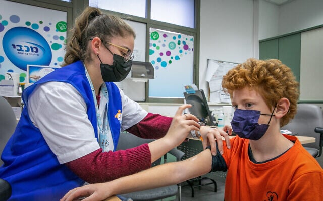 Illustrative: Vaccination in Rehovot, January 10, 2022 (Yossi Aloni/Flash90)