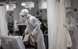Medic works in the coronavirus ward of the Herzog Medical Center in Jerusalem, January 13, 2022 (Yonatan Sindel/Flash90)