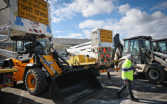 Jerusalem Municipality maintenance workers prepare bulldozers for clearing snow, expected to fall in Jerusalem, January 26, 2022. (Yonatan Sindel/Flash90) Jerusalem Municipality maintenance workers prepare bulldozers for clearing snow, expected to fall in Jerusalem, January 26, 2022. (Yonatan Sindel/Flash90)