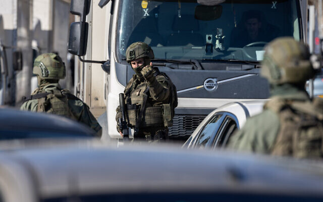 Israeli special forces seen during the evacuation of a house in the East Jerusalem neighborhood of Sheikh Jarrah, January 17, 2022. (Yonatan Sindel/Flash90)