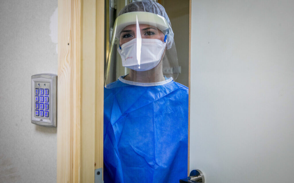 A medical worker at Kaplan Hospital at the coronavirus ward on January 18, 2022. (Yossi Aloni/Flash90) A medical worker at Kaplan Hospital at the coronavirus ward on January 18, 2022. (Yossi Aloni/Flash90)