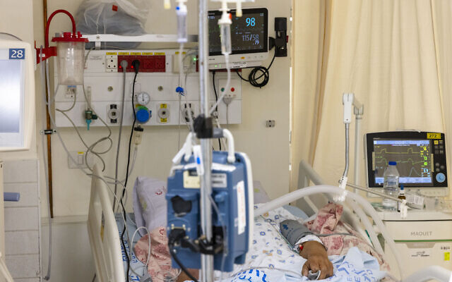 A patient in the COVID-19 ward at the Shaare Zedek Medical Center in Jerusalem on January 20, 2022. (Olivier Fitoussi/Flash90) A patient in the COVID-19 ward at the Shaare Zedek Medical Center in Jerusalem on January 20, 2022. (Olivier Fitoussi/Flash90)