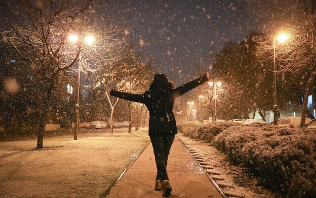 Snow falls in Jerusalem as a heavy storm hits nationwide, January 26, 2022. (Noam Revkin Fenton/Flash90) Snow falls in Jerusalem as a heavy storm hits nationwide, January 26, 2022. (Noam Revkin Fenton/Flash90)