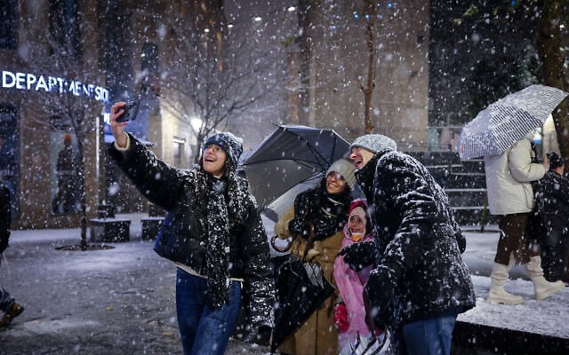 Snow falls in Jerusalem as a heavy storm hits nationwide, January 26, 2022. (Nati Shohat/Flash90) Snow falls in Jerusalem as a heavy storm hits nationwide, January 26, 2022. (Nati Shohat/Flash90)