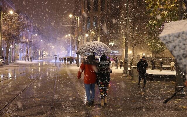 Snow falls in Jerusalem as a heavy storm hits nationwide, January 26, 2022. (Nati Shohat/Flash90) Snow falls in Jerusalem as a heavy storm hits nationwide, January 26, 2022. (Nati Shohat/Flash90)