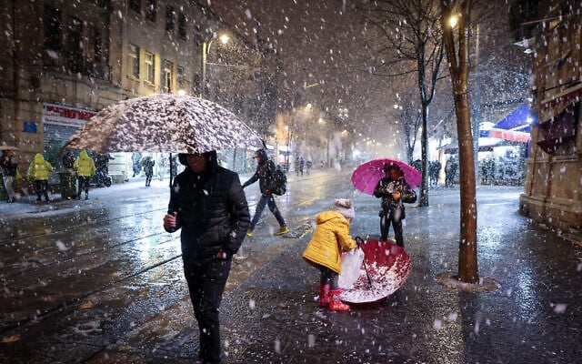 Snow falls in Jerusalem as a heavy storm hits nationwide, January 26, 2022. (Nati Shohat/Flash90) Snow falls in Jerusalem as a heavy storm hits nationwide, January 26, 2022. (Nati Shohat/Flash90)