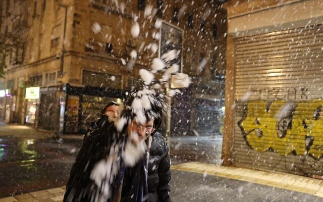 Snow falls in Jerusalem as a heavy storm hits nationwide, January 26, 2022. (Nati Shohat/Flash90) Snow falls in Jerusalem as a heavy storm hits nationwide, January 26, 2022. (Nati Shohat/Flash90)