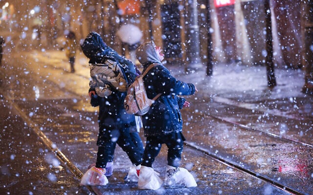 Snow falls in Jerusalem as a heavy storm hits nationwide, January 26, 2022. (Yonatan Sindel/Flash90) Snow falls in Jerusalem as a heavy storm hits nationwide, January 26, 2022. (Yonatan Sindel/Flash90)