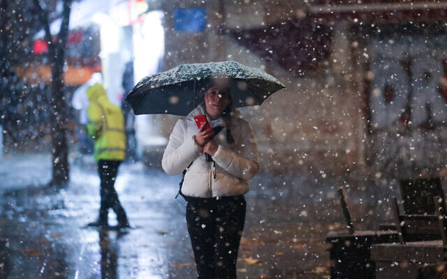 Snow falls in Jerusalem as a heavy storm hits nationwide, January 26, 2022. (Yonatan Sindel/Flash90) Snow falls in Jerusalem as a heavy storm hits nationwide, January 26, 2022. (Yonatan Sindel/Flash90)
