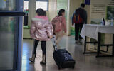 Israeli students arrive at school in the central city of Modiin on January 30, 2022. (Flash90)