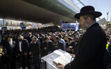 Ashkenazi Chief Rabbi David Lau speaks to religious-Zionist yeshiva students during the 'Yeshivas March' against conversion and kashrut reforms, in Jerusalem, January 30, 2022. (Olivier Fitoussi/Flash90)