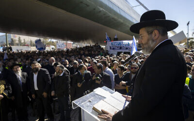 Ashkenazi Chief Rabbi David Lau speaks to religious-Zionist yeshiva students during the 'Yeshivas March' against conversion and kashrut reforms, in Jerusalem, January 30, 2022. (Olivier Fitoussi/Flash90) Ashkenazi Chief Rabbi David Lau speaks to religious-Zionist yeshiva students during the 'Yeshivas March' against conversion and kashrut reforms, in Jerusalem, January 30, 2022. (Olivier Fitoussi/Flash90)
