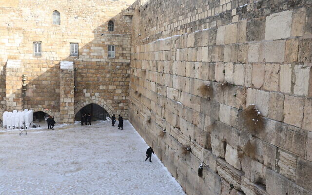 Snow at the Western Wall in Jerusalem, January 27, 2022 (Noam Revkin Fenton/Flash90