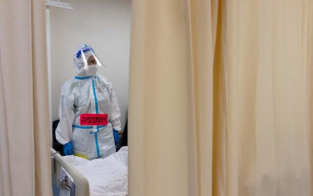 The Coronavirus ward of the Shaare Zedek medical center in Jerusalem on January 20, 2022. (Olivier Fitoussi/Flash90) The Coronavirus ward of the Shaare Zedek medical center in Jerusalem on January 20, 2022. (Olivier Fitoussi/Flash90)