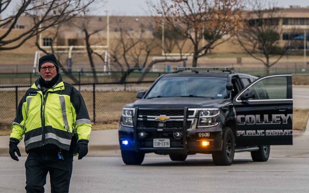 A law enforcement officer walks across an intersection near the Congregation Beth Israel synagogue on January 15, 2022 in Colleyville, Texas. (Brandon Bell/Getty Images/AFP)