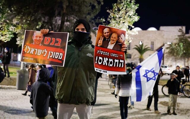Right-wing activists protest against the government at the Chords Bridge in Jerusalem, on January 18, 2022. (Olivier Fitoussi/Flash90) Right-wing activists protest against the government at the Chords Bridge in Jerusalem, on January 18, 2022. (Olivier Fitoussi/Flash90)