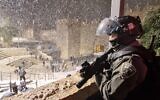 A Border Police officer stands guard near East Jerusalem's Damascus Gate, overnight January 27, 2022. (Israel Police)