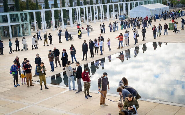 People line up for PCR and Rapid Antigen COVID-19 coronavirus tests in Tel Aviv, January 4, 2022. (Avshalom Sassoni/Flash90) People line up for PCR and Rapid Antigen COVID-19 coronavirus tests in Tel Aviv, January 4, 2022. (Avshalom Sassoni/Flash90)