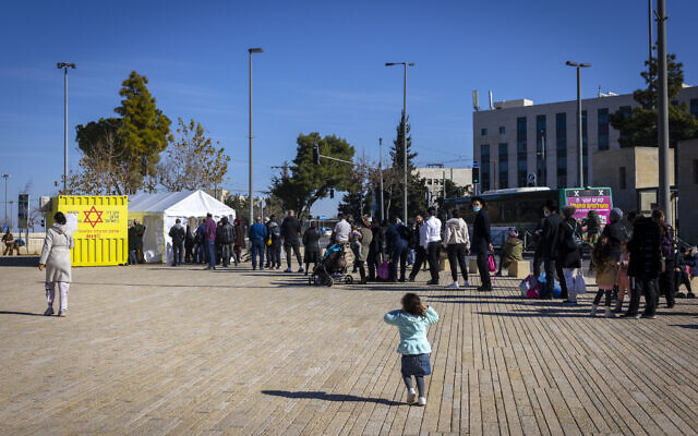 People stand in line to be PCR tested for the coronavirus at a testing center in Jerusalem, on January 9, 2022. (Olivier Fitoussi/Flash90) People stand in line to be PCR tested for the coronavirus at a testing center in Jerusalem, on January 9, 2022. (Olivier Fitoussi/Flash90)