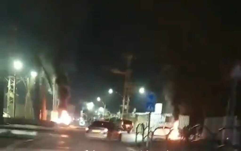Tires are set on fire in the southern Bedouin town of Tel Sheva, January 12, 2022. (Screenshot: Twitter)