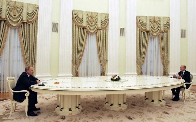 Russian President Vladimir Putin (L) and German Chancellor Olaf Scholz are seen ahead of their meeting over Ukraine security at the Kremlin, in Moscow, on February 15, 2022. (Mikhail Klimentyev / Sputnik / AFP)
