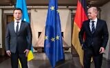 German Chancellor Olaf Scholz (R) and Ukrainian President Volodymyr Zelensky pose for a picture as they meet at the Munich Security Conference on February 19, 2022 (Sven Hoppe / POOL / AFP)