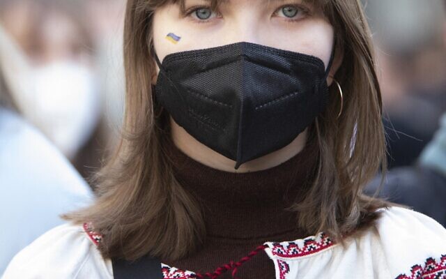 A demonstrator wearing a face mask has made up her face in the colors of Ukraine during protest against Russia's invasion of Ukraine, on February 24, 2022 in Vienna, Austria. (ALEX HALADA / AFP) A demonstrator wearing a face mask has made up her face in the colors of Ukraine during protest against Russia's invasion of Ukraine, on February 24, 2022 in Vienna, Austria. (ALEX HALADA / AFP)