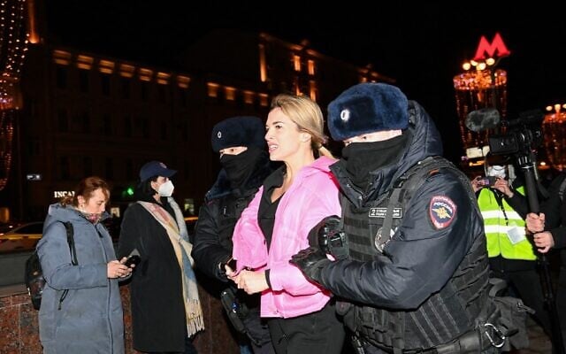 Police officers detain a woman during a protest against Russia's invasion of Ukraine in Moscow on February 24, 2022. (Kirill KUDRYAVTSEV / AFP) Police officers detain a woman during a protest against Russia's invasion of Ukraine in Moscow on February 24, 2022. (Kirill KUDRYAVTSEV / AFP)