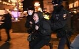Police officers detain a demonstrator during a protest against Russia's invasion of Ukraine in Moscow on February 24, 2022 (Alexander NEMENOV / AFP)