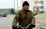 Vladimir Karavayev, 80, a former official of the Communist Party in Kyrgyzstan, speaks with an AFP journalist in the southern Russian Rostov region on February 25, 2022 (STRINGER / AFP)