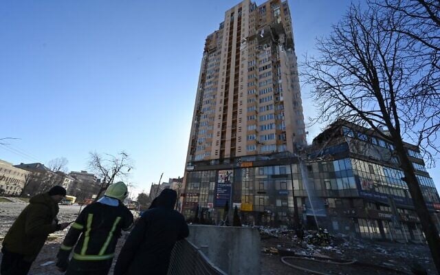 Firefighters extinguish a fire in a high-rise apartment block, which was hit by recent shelling in Kyiv, on February 26, 2022. (Genya Savilov/AFP) Firefighters extinguish a fire in a high-rise apartment block, which was hit by recent shelling in Kyiv, on February 26, 2022. (Genya Savilov/AFP)