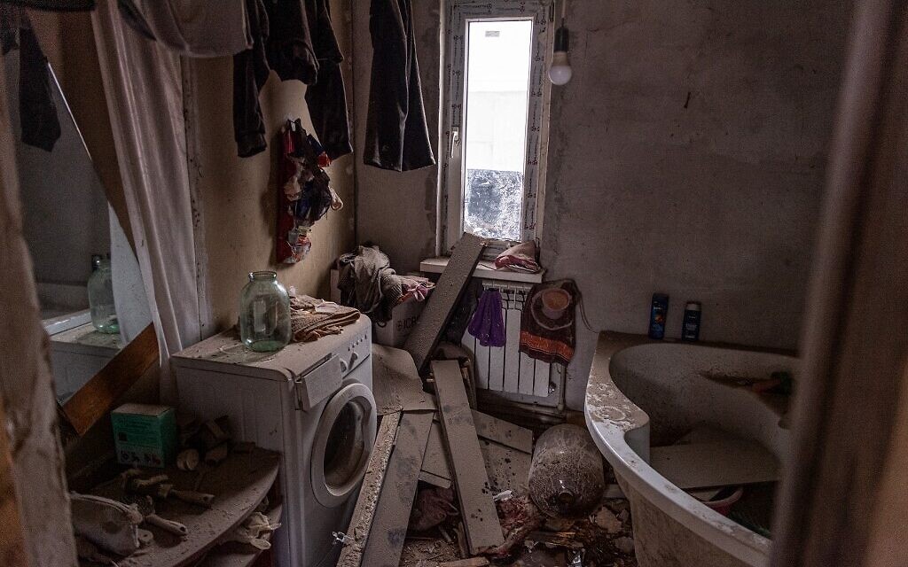 A view of a private house damaged by recent shelling in the settlement of Trudovskiye outside Donetsk on February 26, 2022 (Viktor ANTONYUK / AFP)
