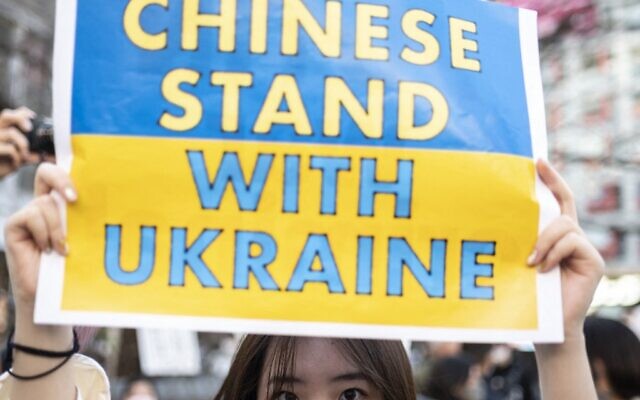 A woman holds a placard as people gather at Tokyo's Shibuya area to protest Russia's invasion of Ukraine, on February 27, 2022. (Charly TRIBALLEAU / AFP) A woman holds a placard as people gather at Tokyo's Shibuya area to protest Russia's invasion of Ukraine, on February 27, 2022. (Charly TRIBALLEAU / AFP)
