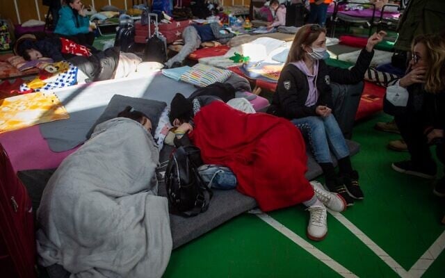 Ukrainian refugees are seen at a temporary shelter at the border crossing in Ubla, eastern Slovakia, on February 27, 2022 (PETER LAZAR / AFP) Ukrainian refugees are seen at a temporary shelter at the border crossing in Ubla, eastern Slovakia, on February 27, 2022 (PETER LAZAR / AFP)