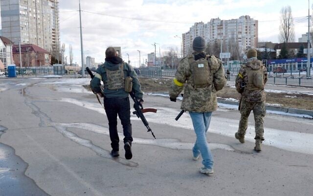 Ukrainian Territorial Defense fighters patrol the streets after a fight in Kharkiv, on February 27, 2022. (Sergey Bobok/AFP) Ukrainian Territorial Defense fighters patrol the streets after a fight in Kharkiv, on February 27, 2022. (Sergey Bobok/AFP)