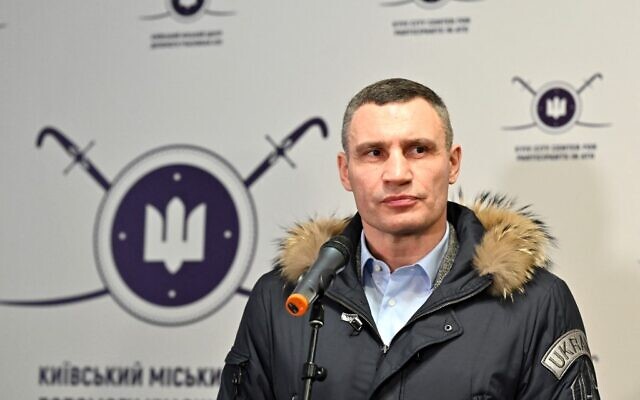 Kyiv Mayor Vitali Klitschko speaks during a visit to a volunteers recruitment center in Kiev on February 2, 2022 (Genya SAVILOV / AFP) Kyiv Mayor Vitali Klitschko speaks during a visit to a volunteers recruitment center in Kiev on February 2, 2022 (Genya SAVILOV / AFP)