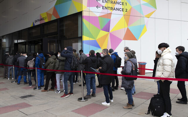 People wait in line to get vaccinvated against the COVID-19 virus as the compulsory COVID-19 vaccination starts in Vienna, Austria, Friday, Feb. 4, 2022. (AP Photo/Lisa Leutner) People wait in line to get vaccinvated against the COVID-19 virus as the compulsory COVID-19 vaccination starts in Vienna, Austria, Friday, Feb. 4, 2022. (AP Photo/Lisa Leutner)