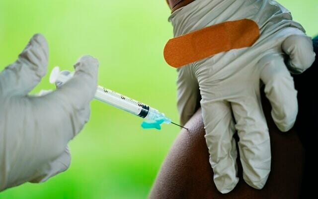 A health worker administers a dose of a Pfizer COVID-19 vaccine during a vaccination clinic at the Reading Area Community College in Reading, Pennsylvania, Sept. 14, 2021. (Matt Rourke/AP) A health worker administers a dose of a Pfizer COVID-19 vaccine during a vaccination clinic at the Reading Area Community College in Reading, Pennsylvania, Sept. 14, 2021. (Matt Rourke/AP)