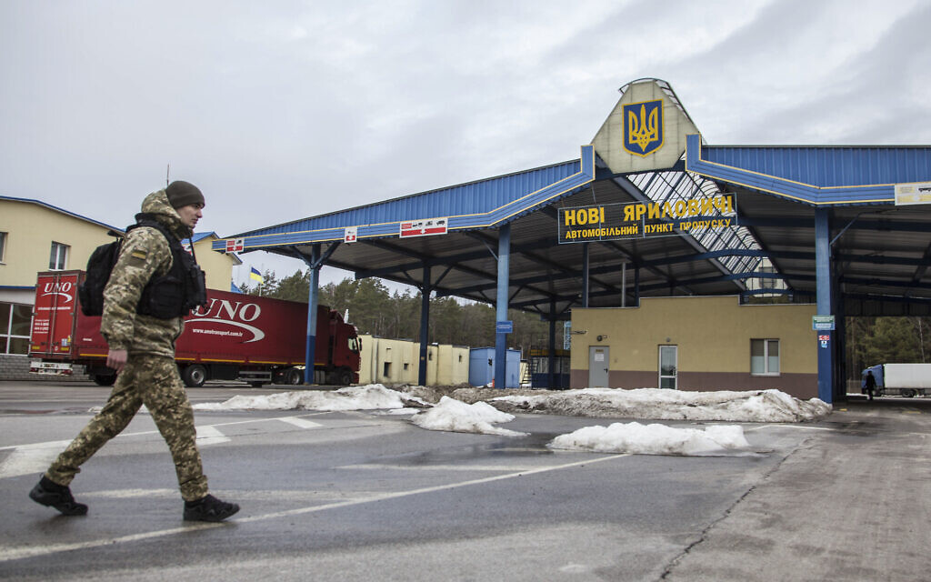 A Ukrainian border guard officer in a Ukrainian Belarusian state border checkpoint Novi Yarylovychi, Ukraine, Feb.21, 2022. (Oleksandr Ratushniak/AP)