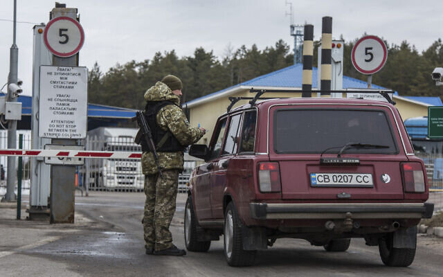 A Ukrainian border guard officer checks a car at the Ukrainian Belarusian state border checkpoint Novi Yarylovychi, Ukraine, Feb.21, 2022. (Oleksandr Ratushniak/AP) A Ukrainian border guard officer checks a car at the Ukrainian Belarusian state border checkpoint Novi Yarylovychi, Ukraine, Feb.21, 2022. (Oleksandr Ratushniak/AP)