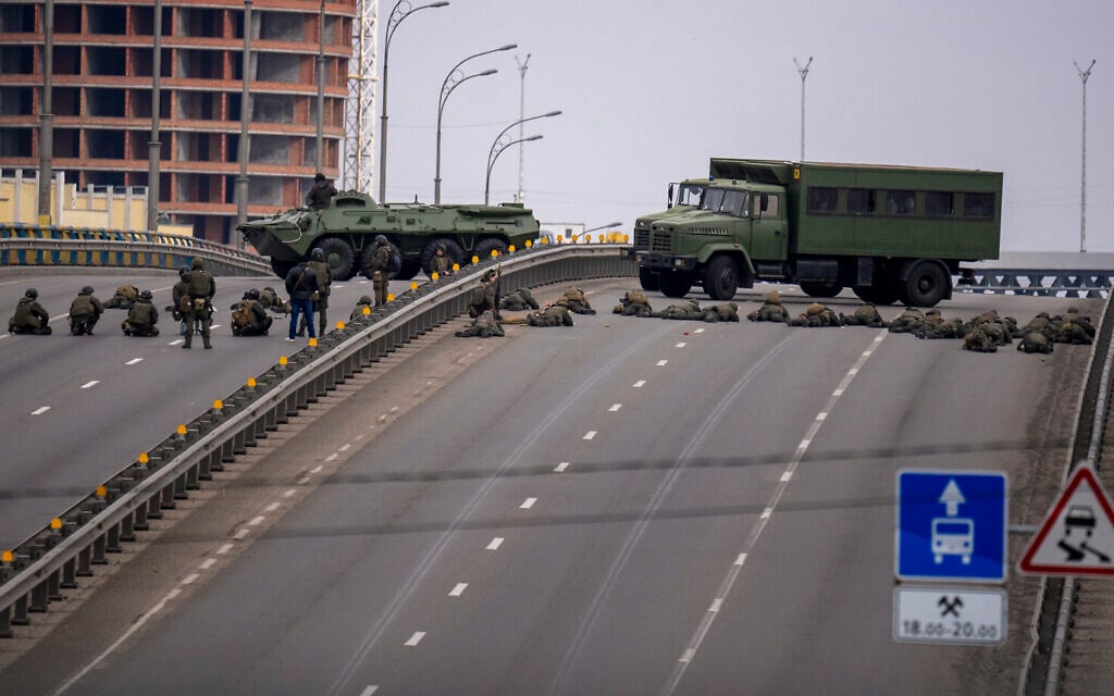 Ukrainian soldiers take position on a bridge inside the city of Kyiv, Ukraine, February 25, 2022. (AP Photo/Emilio Morenatti)