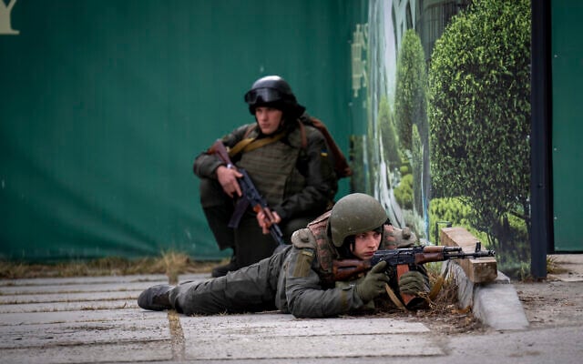 Ukrainian soldiers take positions in downtown Kyiv, Ukraine, Friday, Feb. 25, 2022. Russia pressed its invasion of Ukraine to the outskirts of the capital Friday after unleashing airstrikes on cities and military bases and sending in troops and tanks from three sides in an attack that could rewrite the global post-Cold War security order. (AP Photo/Emilio Morenatti) Ukrainian soldiers take positions in downtown Kyiv, Ukraine, Friday, Feb. 25, 2022. Russia pressed its invasion of Ukraine to the outskirts of the capital Friday after unleashing airstrikes on cities and military bases and sending in troops and tanks from three sides in an attack that could rewrite the global post-Cold War security order. (AP Photo/Emilio Morenatti)