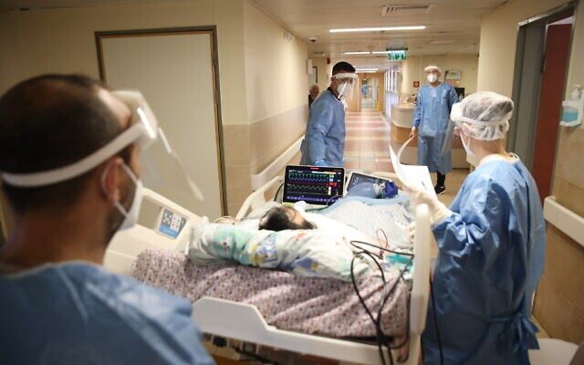 Ziv medical staff wear safety gear as they work in a coronavirus ward of the hospital in Safed, on February 1, 2022. (David Cohen/Flash90) Ziv medical staff wear safety gear as they work in a coronavirus ward of the hospital in Safed, on February 1, 2022. (David Cohen/Flash90)