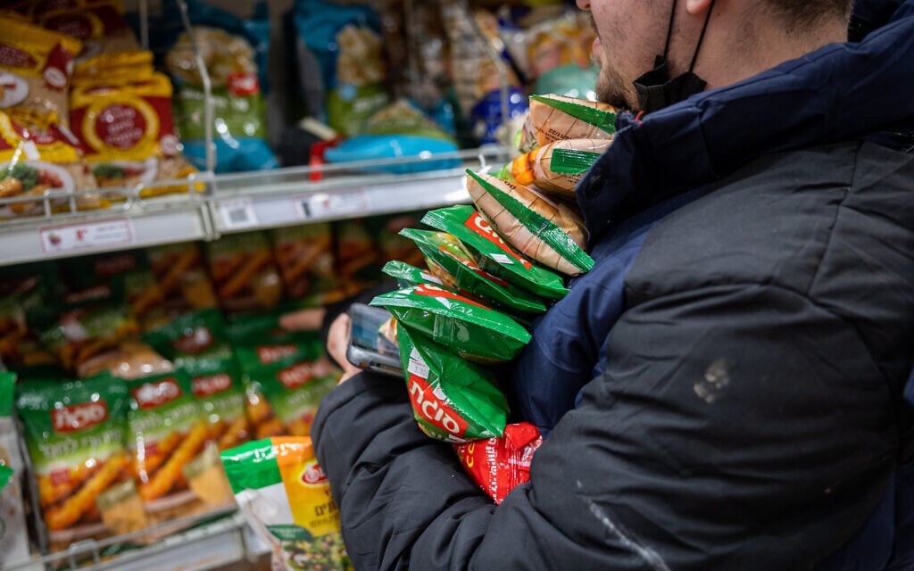 A man shops for groceries at the Rami Levy supermarket in Jerusalem, February 3, 2022. (Yonatan Sindel/Flash90) A man shops for groceries at the Rami Levy supermarket in Jerusalem, February 3, 2022. (Yonatan Sindel/Flash90)