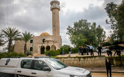 Police and medics at the scene of an apparent murder in Ramle, February 6, 2022. (Yossi Aloni/Flash90)