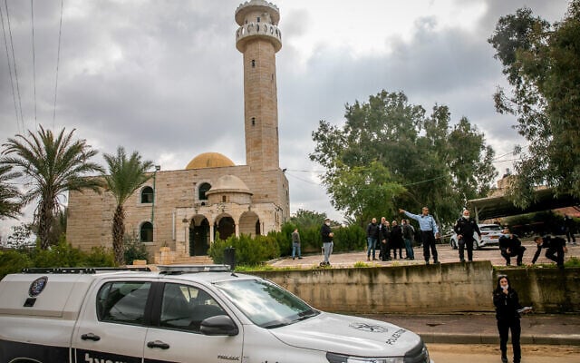 Police and medics at the scene of an apparent murder in Ramle, February 6, 2022. (Yossi Aloni/Flash90) Police and medics at the scene of an apparent murder in Ramle, February 6, 2022. (Yossi Aloni/Flash90)