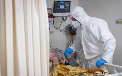 A worker in the COVID ward of Shaare Zedek hospital in Jerusalem on February 9, 2022. (Olivier Fitoussi/Flash90)